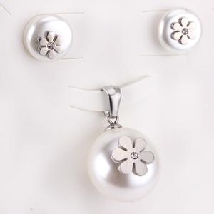 Juego de Joyería de Acero Inoxidable a Buen Precio, Aretes con Forma de Corazón y Collar con Colgante de Perla Hipoalergénico - Product Image 6