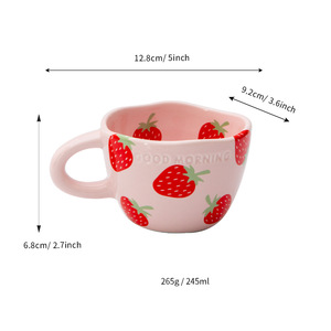 Mug en céramique rose fraise 245 ml avec poignée pour cadeau de couple, style nordique - Product Image 1