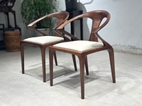 Chaises en noyer papillon et semi-circulaires - Ensemble sculptural en bois massif pour compléter les tables à grandes dalles