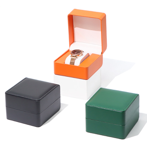 Boîte à montres haut de gamme en similicuir, base rigide, forme carrée arrondie, coutures apparentes, ouverture à clapet, fermeture magnétique - Product Image 1