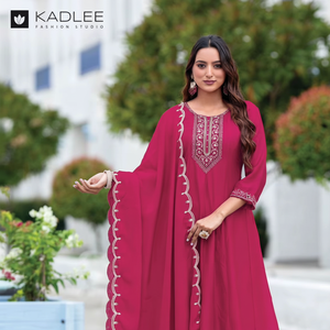 Lo último en tendencia con estilo Diseñador Fiesta y ropa informal Traje Vichitra Trabajo a mano real e hilo Trabajo Top y con pantalón con Dupatta - Product Image 1