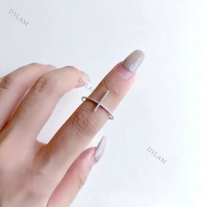 Anillo Cruzado Dylam S925 de Plata de Ley con Baño de Oro Blanco, Zirconia Cúbica 5A, Pavé Lateral, Anillo Cruzado Personalizado de Calidad Unisex - Product Image 2
