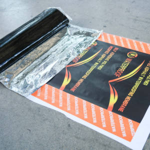 Membrane d'étanchéité bitumineuse autocollante pour usage extérieur, sous-couche de toiture métallique, matériau durable résistant à l'eau - Product Image 1