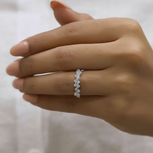 Bague de fiançailles taille radiant, inspirée des feuilles, avec pierres latérales, en or blanc plaqué argent, vintage, unique, florale, alliance de mariage moderne avec diamants - Product Image 2