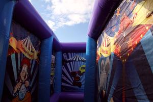 Labyrinthe gonflable extérieur en PVC pour adultes et enfants Fun House at Village Fall Events comprend un ventilateur-pour les locations - Product Image 3