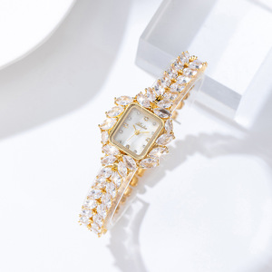 Montre-bracelet de luxe pour femme, entièrement sertie de cristaux, bracelet diamanté, cadran en verre, bracelet en alliage avec boucle, cadeau tendance pour femme - Product Image 4
