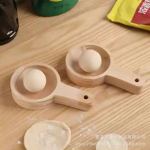 Outil de moulage de raviolis en bois, 14,5 cm de long, 8,5 cm de large, pour la fabrication de feuilles de raviolis et de pâtisserie mochi - Product Image 3