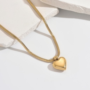 Collar de Moda para Mujer, Chapado en Oro de 18K, Cadena de Serpiente Redonda de Acero Inoxidable con Colgante de Corazón - Product Image 3