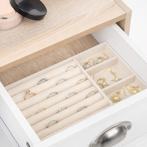 Plateau de rangement et de présentation de bijoux en velours beige personnalisé pour bagues, boucles d'oreilles, clous d'oreilles, colliers, bracelets et bandeaux - Product Image 3