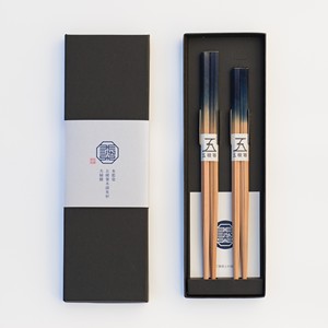 ตะเกียบโกโรโย – ชุดตะเกียบคู่รักทำจากไม้ซีดาร์แดงคิโตะ ฮอน-ไอโซเมะ - Product Image 1