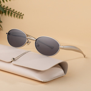 Lunettes de soleil ovales élégantes pour femmes, monture en métal, protection UV400, verres de classe 2, design tendance pour un usage quotidien - Product Image 4