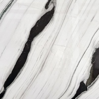Dalles de marbre polies grand format, motif unique avec veines noires et fond blanc brillant, pour sol et mur de salle de bain