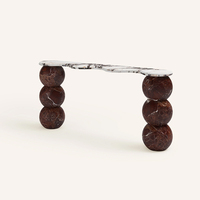 Table console murale Dream Home en pierre naturelle à plateau ondulé, avec colonne de support sphérique à niveaux, ton neutre, pour hall d'hôtel ou resort