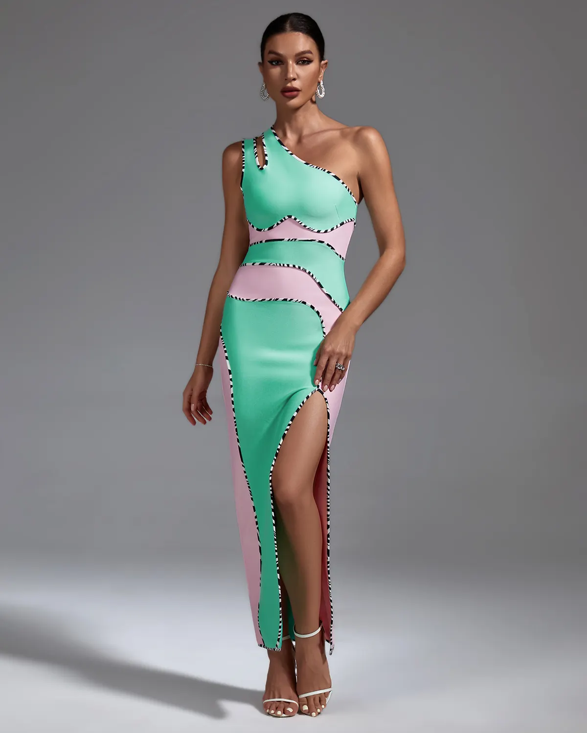 Модное розово-зеленое платье на одно плечо с высоким разрезом