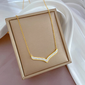 En stock <span class=keywords><strong>Collier</strong></span> en acier inoxydable plaqué or 18 carats avec lettre Luxe Femme Fiançailles Mariage Zircon <span class=keywords><strong>Collier</strong></span> en <span class=keywords><strong>V</strong></span> pour femme - Product Image 6