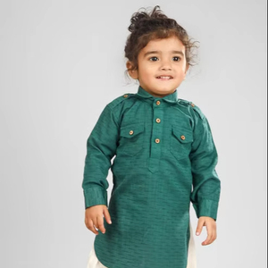 Niño con kurta azul claro, atuendo tradicional con botones de madera, ropa étnica elegante, detalle de retrato. - Product Image 1