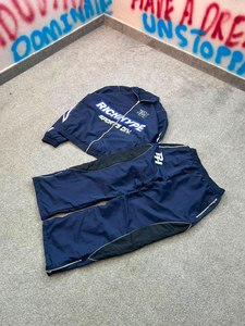 Ensemble de survêtement bleu marine personnalisé pour homme, veste zippée et pantalon large avec empiècements contrastants, fabriqué par un fabricant de vêtements. - Product Image 2