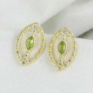 Boucles d'oreilles clous en laiton plaqué or avec péridot et zircon cubique pavé, forme marquise, pour soirée - Product Image 2