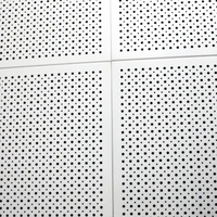 Panneau perforé blanc en alliage d'aluminium de conception moderne ignifuge étanche à l'humidité plafond suspendu forme de tuile carrée réduction du bruit
