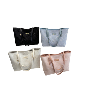 Bolso Tote de Mujer, Gran Capacidad, Impermeable, de Cuero PU, Abertura Superior, Listo para la Playa, Detalle de Bordado, Colección Otoño/Invierno - Product Image 1