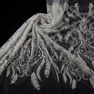 Robe de mariée en dentelle ivoire avec appliques, col en V, sans manches, longueur au sol, avec fermeture éclair pour la mariée - Product Image 1