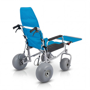 Fauteuil roulant tout-terrain Ary Medical bleu, dossier réglable manuellement, léger, portable, pour usage extérieur - Product Image 3