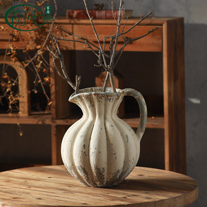 Vase en résine style Wabi Sabi avec poignée, finition antique, décoration de table pour la décoration zen de la maison - Product Image 1