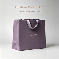 Sac cadeau en papier violet poussiéreux personnalisé avec poignée en ruban de satin, logo de marque imprimé en feuille d'or pour l'emballage de cadeaux de luxe