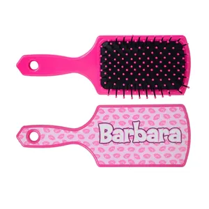 Brosse à cheveux rose Barbara avec motif lèvres personnalisé pour enfants - Product Image 3