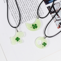 Pendentif spécimen de plante séchée multi-styles Charms Green Lucky Four Leaf Clover Glow Necklace