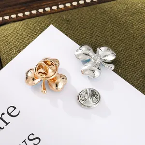 Broche Yumoreal Chapado en Oro con Aleación de Zinc, Forma de Trébol, Adornado con Piedras de Cristal y Perlas, para Mujeres, Hombres, Unisex, Regalo de Boda o Compromiso - Product Image 2