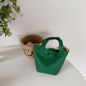 Nuevo bolso tipo cubo ligero de moda para mujer, casual, de piel sintética suave con cierre de botón. - Product Image 3