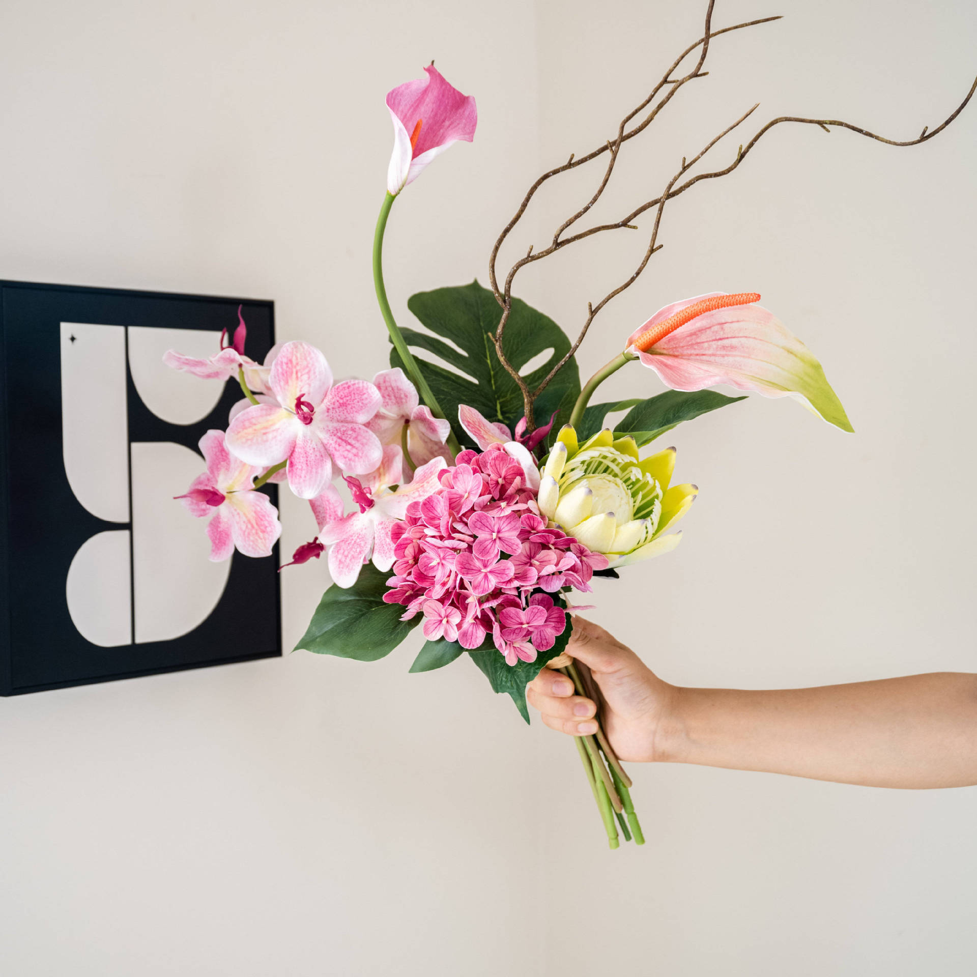 Light powder hu ji wan daian rose red hand hydrangea bouquet