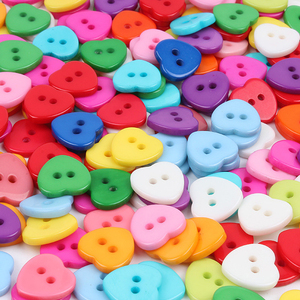 Haute qualité pas cher prix en gros 2 trous coloré en forme <span class=keywords><strong>de</strong></span> coeur en plastique résine bouton pour accessoires <span class=keywords><strong>de</strong></span> bricolage - Product Image 3