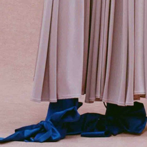 Sandalias de tacón alto de seda para mujer, talla grande 45, con correa trasera, punta puntiaguda, lazo grande frontal, estilo stiletto y slingback para vestir. - Product Image 3