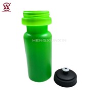Logo personnalisé en plastique 600ml Sports de plein air bouteille d'eau sans nourriture bouteille d'eau à presser pour sac accessoires
