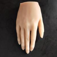 Doigt féminin mobile de peau blanche pour le modèle de main de silicium de pratique d'ongles