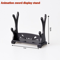 Étagère porte-couteau en plastique au design moderne avec périphériques d'animation pour la décoration intérieure avec affichages d'épées et de pistolets