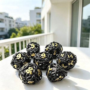Juego de dados poliédricos de metal con diseño de vid entrelazada y hueca, con opciones de dos colores, para juegos de mesa DND. - Product Image 1
