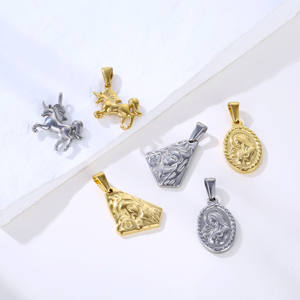 Colgante de joyería de moda colgante de caballo de <span class=keywords><strong>Caballero</strong></span> de oro plateado joyería libre de deslustre colgante de dijes de animales de acero inoxidable personalizado - Product Image 2