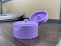 Capuchon de tube de dentifrice à ouverture à clapet, conception personnalisée OEM ODM, anti-fuite, en plastique, pour emballage de tubes de soins bucco-dentaires, avec bec verseur
