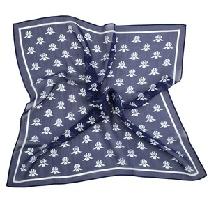 Vente en gros <span class=keywords><strong>bleu</strong></span> <span class=keywords><strong>marine</strong></span> blanc 100% mousseline <span class=keywords><strong>de</strong></span> <span class=keywords><strong>soie</strong></span> fille sac Bandanas fleur <span class=keywords><strong>carré</strong></span> impression personnalisé foulard foulard <span class=keywords><strong>soie</strong></span> pour les femmes - Product Image 1
