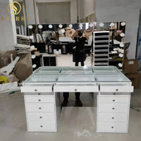 Ensemble de table de maquillage moderne en bois pour salon de beauté avec miroir sur pied LED et éclairage, idéal pour chambre à coucher en appartement