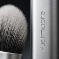 Pinceau correcteur plat mini à marque privée, tube en aluminium argenté mat, fibres synthétiques véganes, outil cosmétique portable pour le voyage et le blending