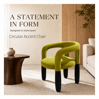 Fauteuil lounge élégant en velours avec dossier incurvé, accoudoirs sculpturaux et pieds en bois noir pour une décoration intérieure moderne