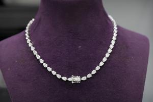 สร้อยคอประดับเพชรและลูกแพร์สำหรับงานแต่งงานและงานครบรอบ - Product Image 4