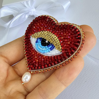Broche MANTU œil rouge perlé, œil bleu, cœur brodé fait main en fausse fourrure, style vintage, légère