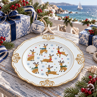 Assiette de présentation en plastique de 13 pouces avec bord doré gaufré et motifs de rennes et flocons de neige imprimés UV pour une décoration élégante de table de banquet de Noël