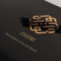 Boîte cadeau en bois laqué piano haute brillance avec insert en mousse pré-découpé, logo personnalisé et fermeture métallique pour le rangement et l'emballage de coffrets de parfums du Moyen-Orient