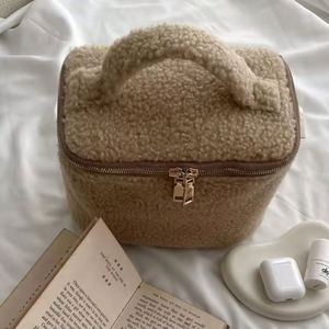 Muestra gratuita al por mayor, bolsa de cosméticos personalizada de peluche beige, bolsa de maquillaje portátil de lana para viaje, bolsa de maquillaje linda de gran capacidad. - Product Image 5